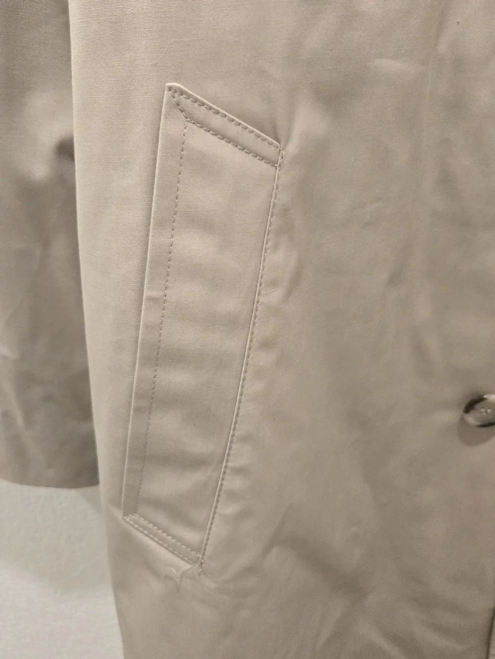 LONDON FOG VIBTAGE Men's Classic Beige Trench Coat - Overcoat with Lining.